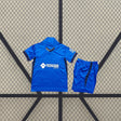 Equipación Getafe 26-27 local para niño con camiseta azul de cuello de pico y pantalón corto con panel lateral azul marino