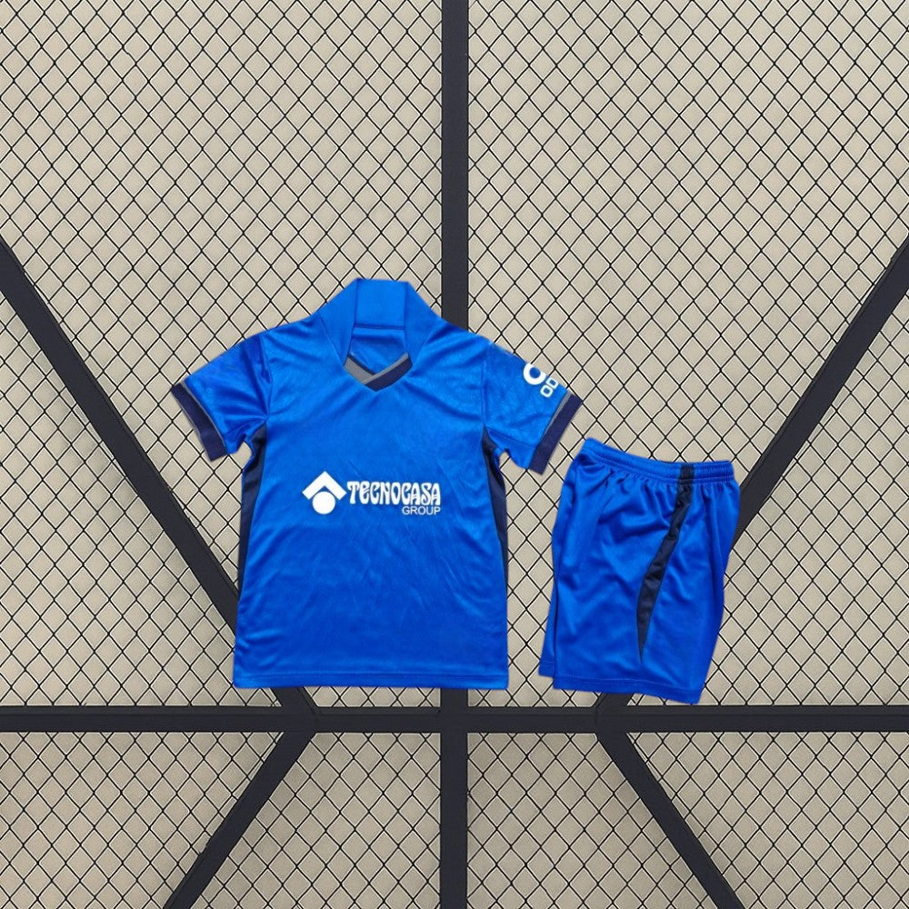 Equipación Getafe 26-27 local para niño con camiseta azul de cuello de pico y pantalón corto con panel lateral azul marino