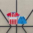 Equipación Girona 26-27 local para niño con camiseta de franjas rojas y blancas y pantalón corto azul celeste con paneles laterales blancos