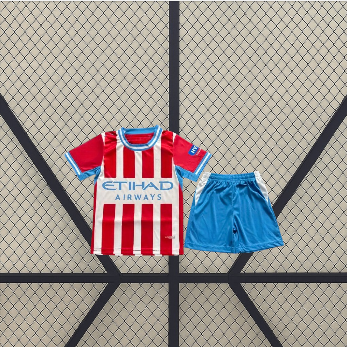 Equipación Girona 26-27 local para niño con camiseta de franjas rojas y blancas y pantalón corto azul celeste con paneles laterales blancos
