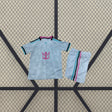 Equipación Inter Miami 26-27 tercera niño vista frontal con camiseta blanco hielo de patrón geométrico y pantalón corto a juego con franjas rosa, negras y turquesa