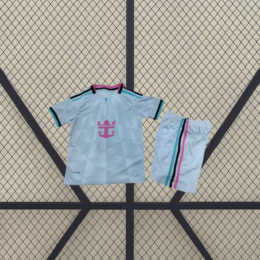 Equipación Inter Miami 26-27 tercera niño vista frontal con camiseta blanco hielo de patrón geométrico y pantalón corto a juego con franjas rosa, negras y turquesa