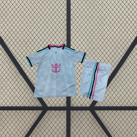 Equipación Inter Miami 26-27 tercera niño vista frontal con camiseta blanco hielo de patrón geométrico y pantalón corto a juego con franjas rosa, negras y turquesa
