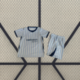 Equipación Inter de Milan 26-27 visitante para niño vista frontal con camiseta blanca de líneas azules y pantalón corto a juego