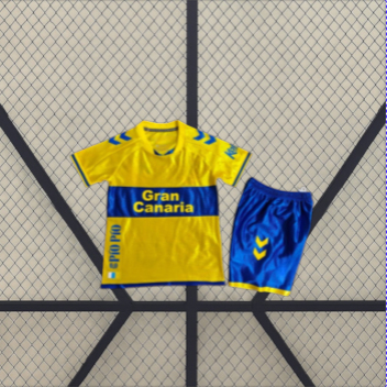 Equipación Las Palmas 26-27 local para niño vista frontal con camiseta amarilla de franja azul y pantalón corto azul a juego