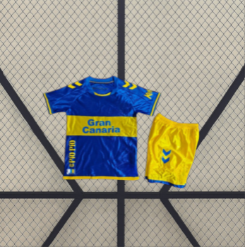 Equipación Las Palmas 26-27 visitante para niño vista frontal con camiseta azul de franja amarilla y pantalón corto amarillo a juego