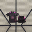 Equipación Málaga 26-27 tercera equipación infantil con camiseta negra de detalles rosas y pantalón corto negro con paneles rosas