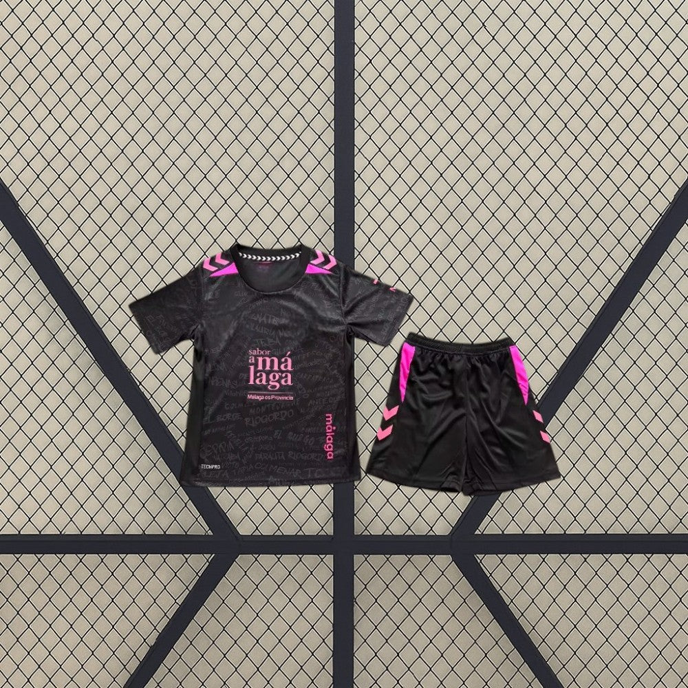 Equipación Málaga 26-27 tercera equipación infantil con camiseta negra de detalles rosas y pantalón corto negro con paneles rosas