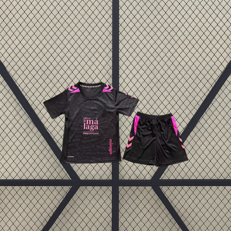 Equipación Málaga 26-27 tercera equipación infantil con camiseta negra de detalles rosas y pantalón corto negro con paneles rosas