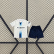 Equipación Manchester City 26-27 3ª de niño con camiseta blanca de franja vertical azul y pantalón azul marino