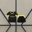 Equipación Manchester City 26-27 Visitante de niño con camiseta y pantalón negros, patrón de abejas y detalles amarillos