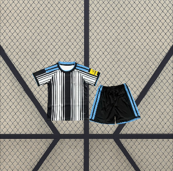 Equipación Newcastle 26-27 local para niño con camiseta de franjas blancas y negras y pantalón corto negro con detalles azul celeste