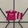 Equipación R.M. 26-27 tercera para niño vista frontal con camiseta rosa oscuro de patrón tonal y pantalón corto a juego