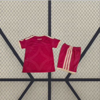 Equipación R.M. 26-27 tercera para niño vista trasera con camiseta de diseño geométrico tonal y pantalón corto rosa oscuro