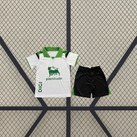 Equipación Racing Santander 26-27 Local de niño con camiseta blanca de cuello polo verde y pantalón corto negro con detalles verdes