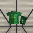 Equipación Real Betis 26-27 visitante de niño vista frontal con camiseta y pantalón verdes, patrón tonal y detalles amarillos