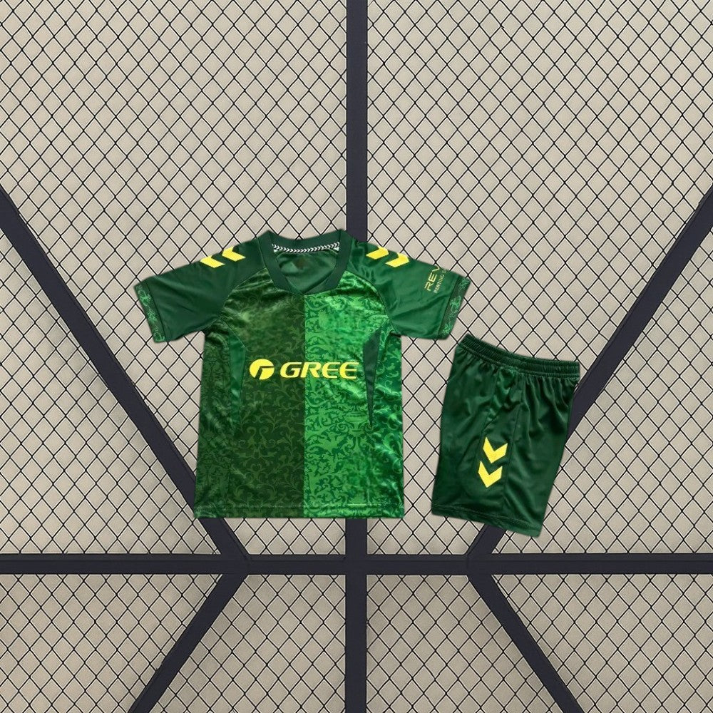 Equipación Real Betis 26-27 visitante de niño vista frontal con camiseta y pantalón verdes, patrón tonal y detalles amarillos