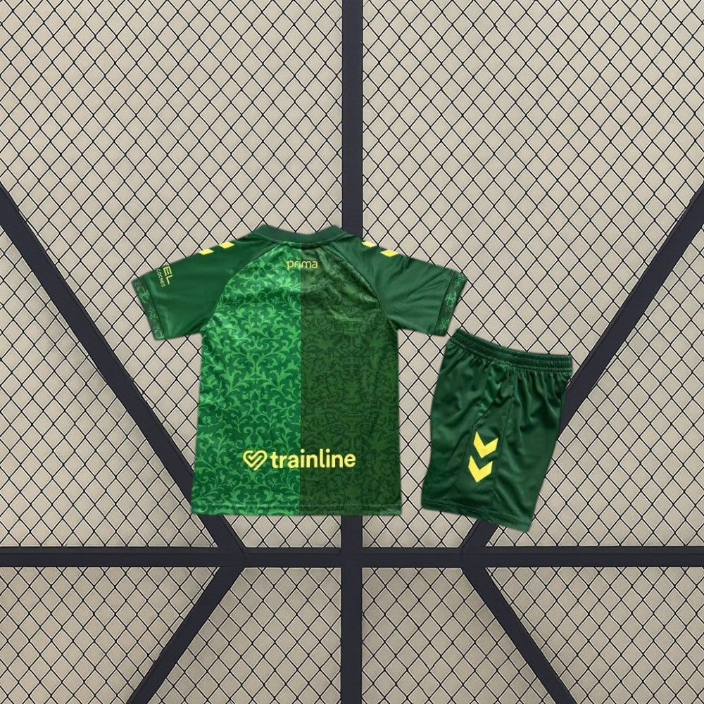 Equipación Real Betis 26-27 visitante de niño vista trasera con camiseta verde de patrón tonal y pantalón verde con detalle amarillo
