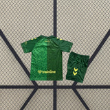 Equipación Real Betis 26-27 visitante de niño vista trasera con camiseta verde de patrón tonal y pantalón verde con detalle amarillo