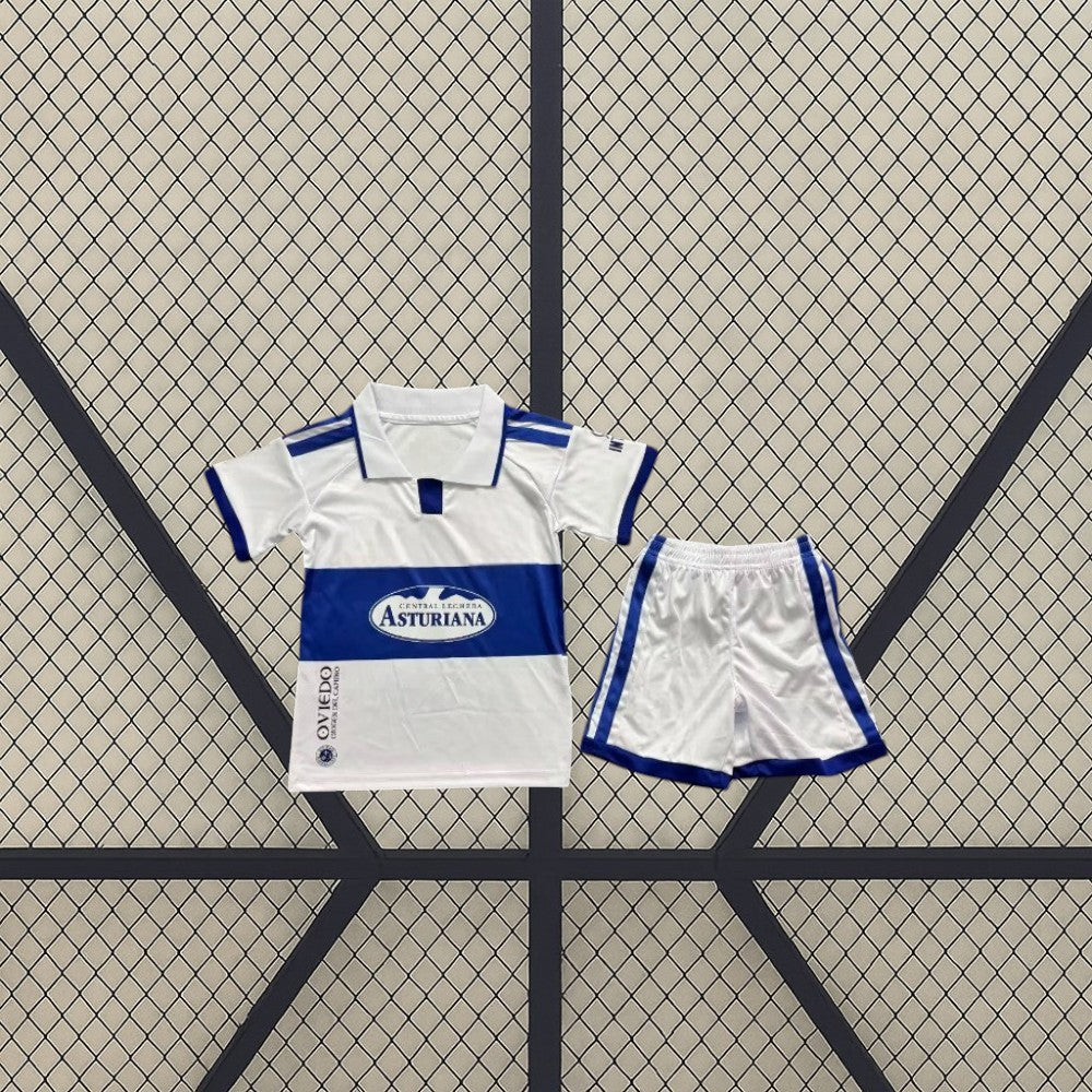 Equipación Real Oviedo 26-27 tercera equipación infantil con camiseta blanca de franja azul y pantalón corto blanco con detalles azules