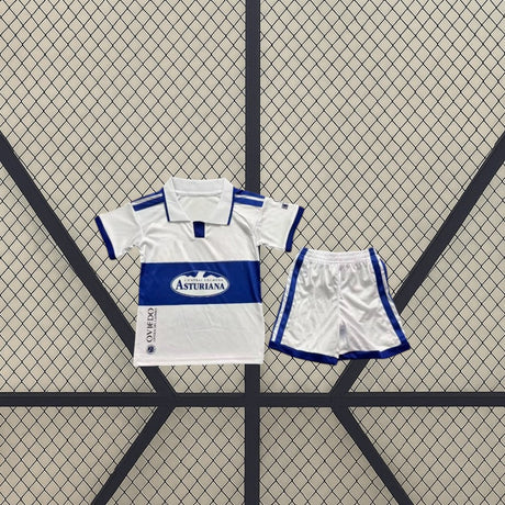 Equipación Real Oviedo 26-27 tercera equipación infantil con camiseta blanca de franja azul y pantalón corto blanco con detalles azules