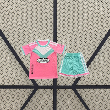 Equipación Real Oviedo 26-27 visitante infantil con camiseta rosa de panel blanco y menta y pantalón corto verde menta con franjas blancas
