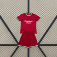Equipación Real Sociedad 26-27 3ª de niño con camiseta y pantalón rojos y detalles blancos y verdes en cuello, mangas y bajos