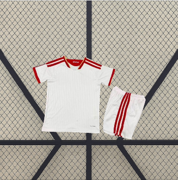 Equipación Sevilla 26-27 Local de niño con camiseta y pantalón blancos, detalles rojos en hombros, cuello, mangas y laterales