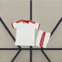 Equipación Sevilla 26-27 Local de niño con camiseta y pantalón blancos, detalles rojos en hombros, cuello, mangas y laterales