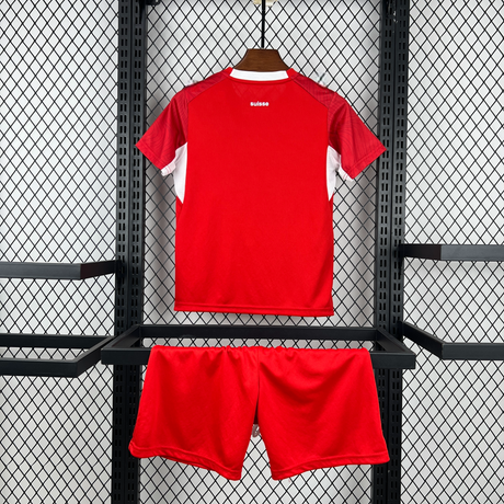 Equipación Suiza 26-27 Local de niño con camiseta roja y pantalón corto para el Mundial 2026