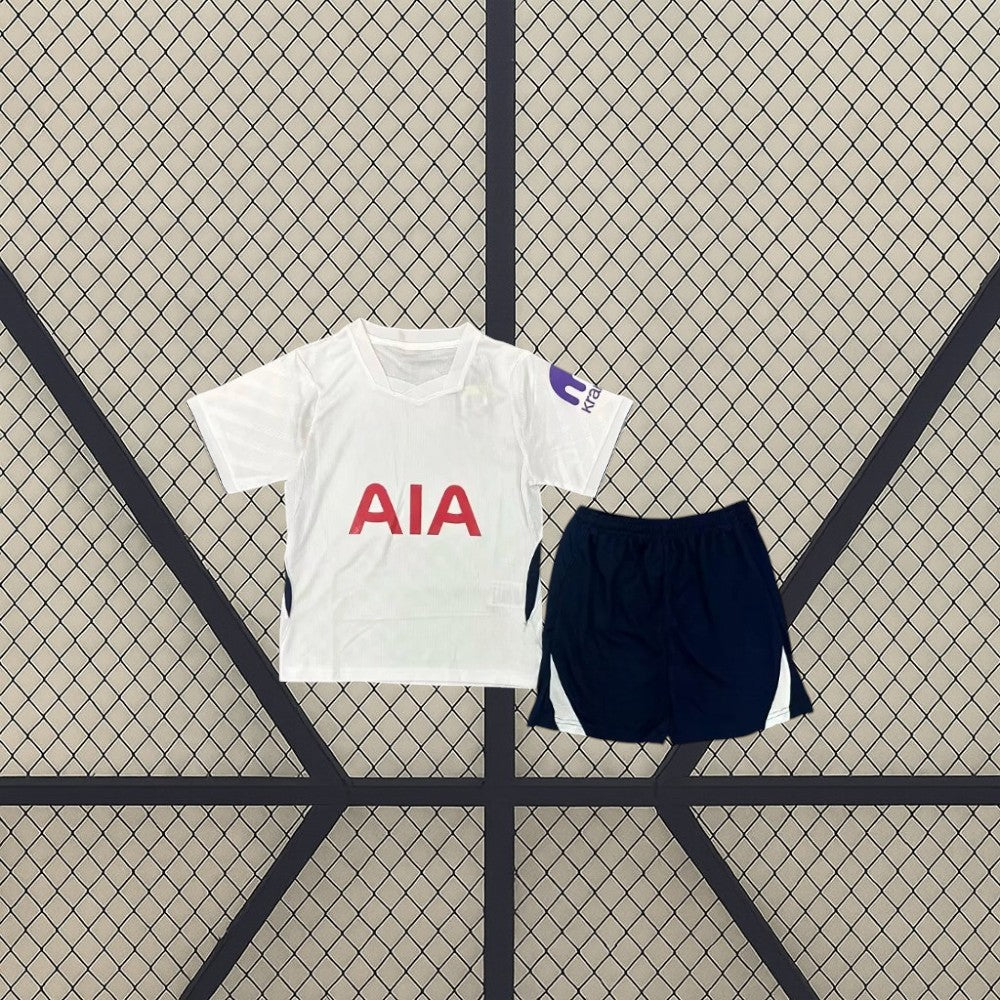 Equipación Tottenham 26-27 local niño vista frontal con camiseta blanca y pantalón corto azul marino con paneles laterales blancos
