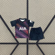 Equipación Tottenham 26-27 visitante niño vista frontal con camiseta azul marino de estampado diagonal multicolor y pantalón corto azul marino