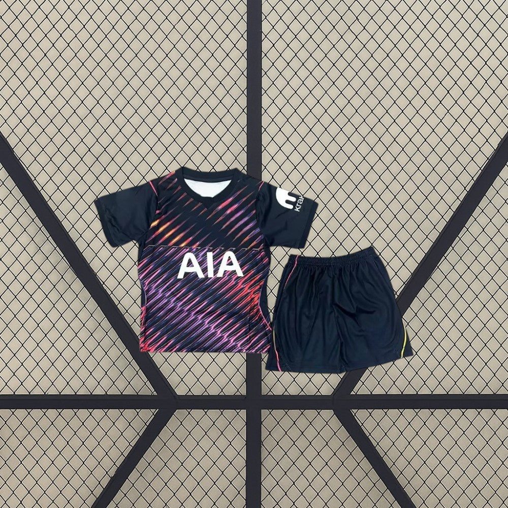 Equipación Tottenham 26-27 visitante niño vista frontal con camiseta azul marino de estampado diagonal multicolor y pantalón corto azul marino