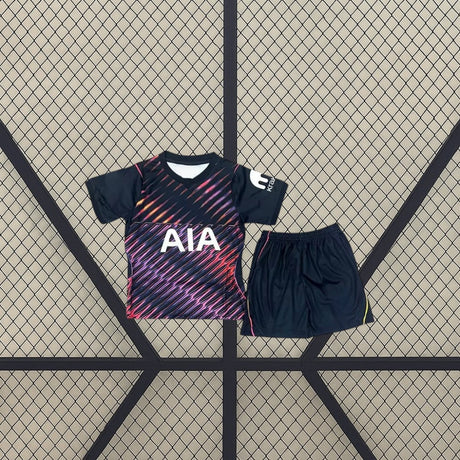 Equipación Tottenham 26-27 visitante niño vista frontal con camiseta azul marino de estampado diagonal multicolor y pantalón corto azul marino