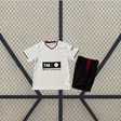 Equipación Valencia 26-27 local para niño con camiseta blanca de manga corta y pantalón negro con panel lateral granate