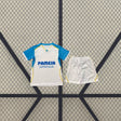 Equipación Villarreal 26-27 visitante niño vista frontal con camiseta blanca de mangas azul celeste y pantalón corto blanco con detalles amarillos