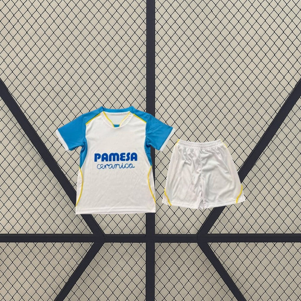 Equipación Villarreal 26-27 visitante niño vista frontal con camiseta blanca de mangas azul celeste y pantalón corto blanco con detalles amarillos