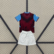 Equipación West Ham 26-27 Local de niño con camiseta granate de mangas azul celeste y pantalón blanco