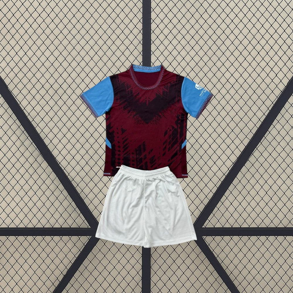 Equipación West Ham 26-27 Local de niño con camiseta granate de mangas azul celeste y pantalón blanco