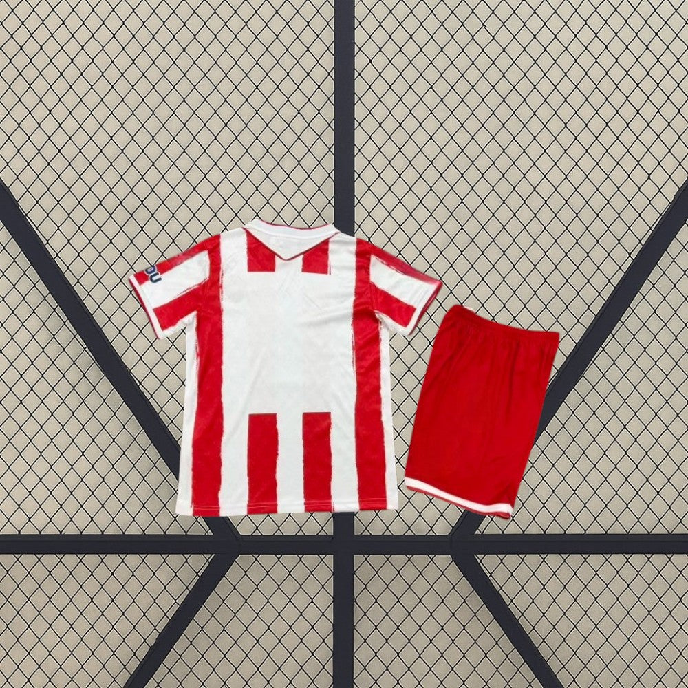 Equipación infantil Almería 26-27 local vista trasera con camiseta rojiblanca y pantalón rojo