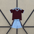 Equipación infantil Aston Villa 26-27 local en granate y azul celeste. Incluye camiseta y pantalón corto a juego, con detalle CLIMACOOL visible.