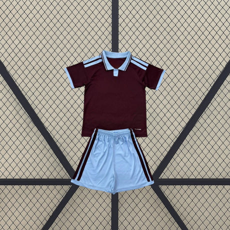Equipación infantil Aston Villa 26-27 local en granate y azul celeste. Incluye camiseta y pantalón corto a juego, con detalle CLIMACOOL visible.