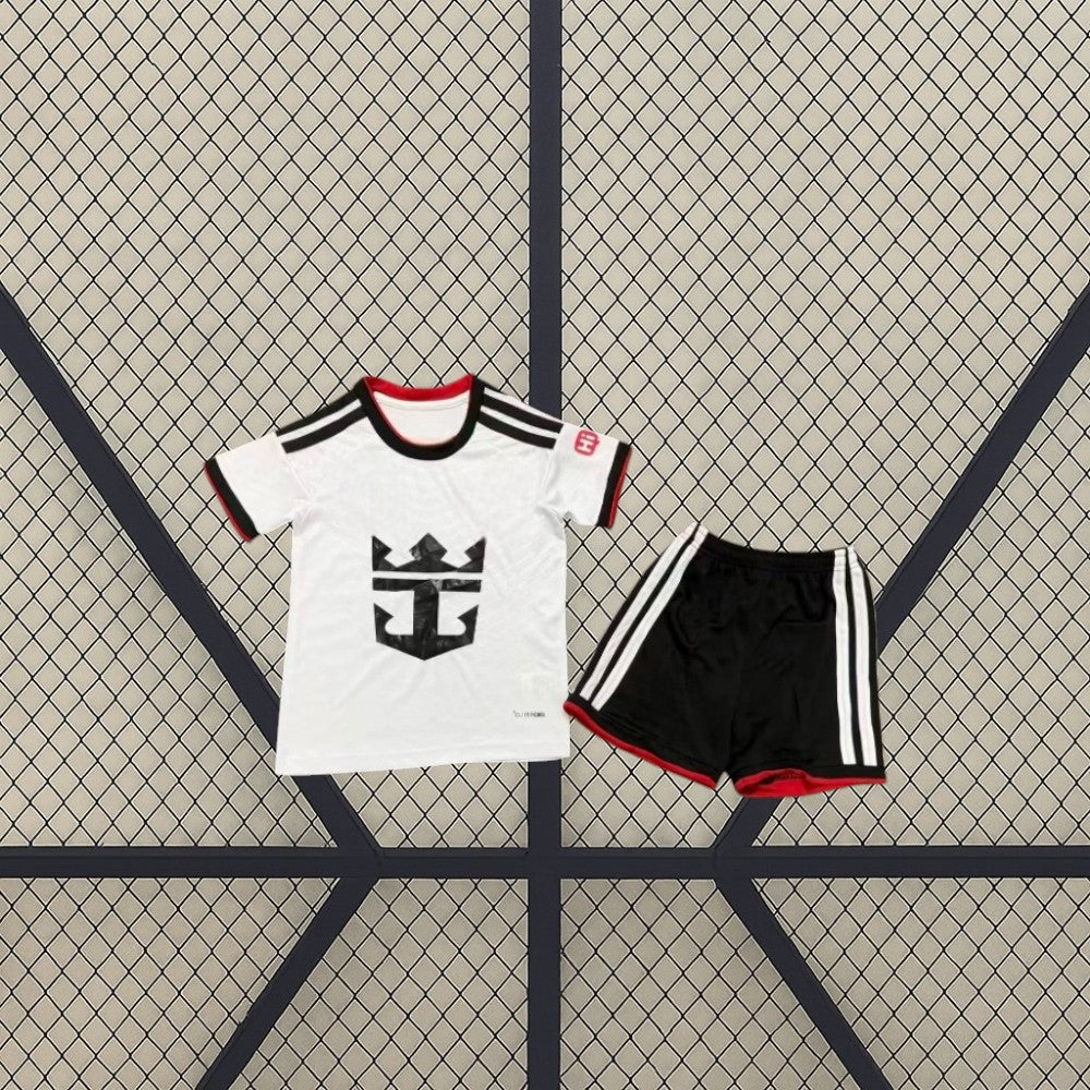 Equipación infantil Fulham 26-27 local vista frontal con camiseta blanca de detalles negros y rojos y pantalón negro