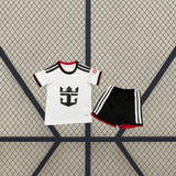 Equipación infantil Fulham 26-27 local vista frontal con camiseta blanca de detalles negros y rojos y pantalón negro