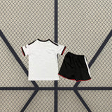 Equipación infantil Fulham 26-27 local vista trasera con camiseta blanca y pantalón negro con detalles blancos y rojos