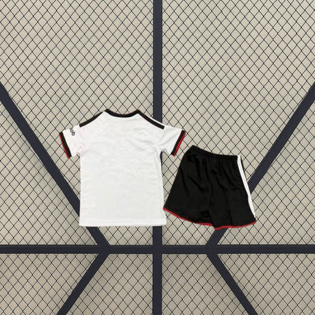 Equipación infantil Fulham 26-27 local vista trasera con camiseta blanca y pantalón negro con detalles blancos y rojos