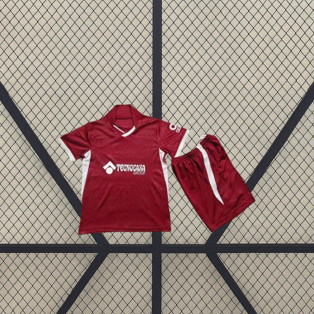 Equipación infantil Getafe 26-27 visitante con camiseta granate de cuello en V y detalles blancos, acompañada de pantalón corto granate
