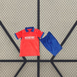 Equipación infantil Osasuna 26-27 local con camiseta roja de cuello polo y detalles azules, acompañada de pantalón corto azul