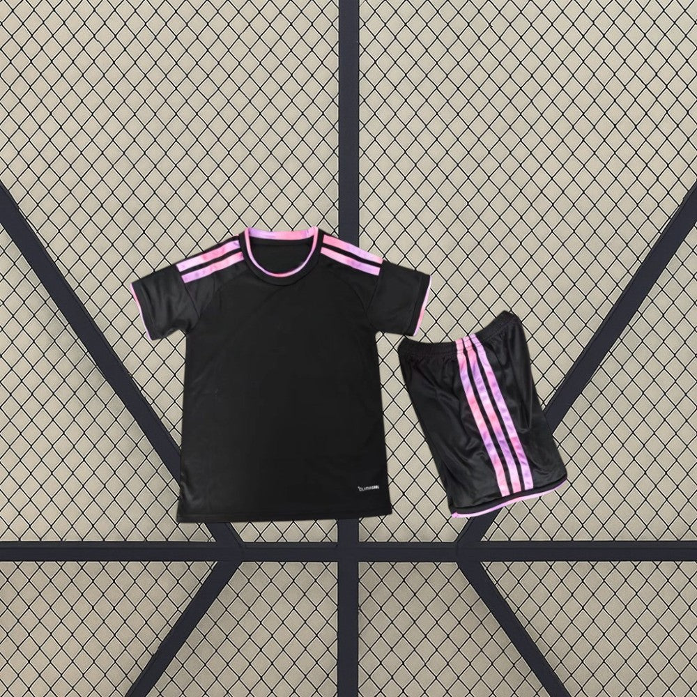 Equipación infantil Sevilla 26-27 tercera equipación en negro con camiseta y pantalón y detalles rosas