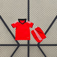 Equipación infantil Sevilla 26-27 visitante en rojo con camiseta de manga corta y pantalón, detalles blancos y negros